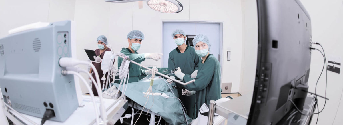 Przy artroskopii lekarze oceniają stan stawów pacjenta.