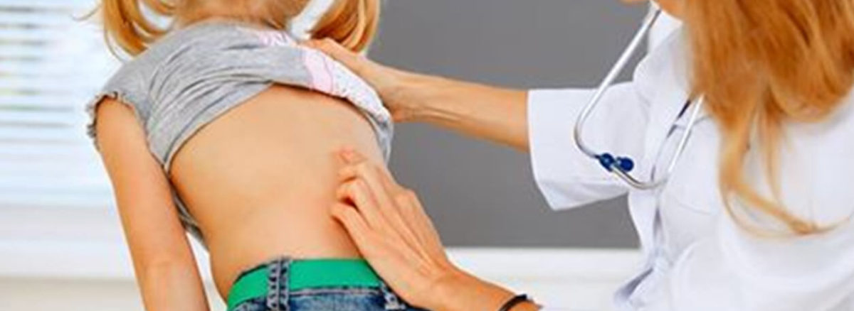 Badanie wad postawy u dzieci jest bardzo ważne, aby kręgosłup mógł się rozwijać właściwie.