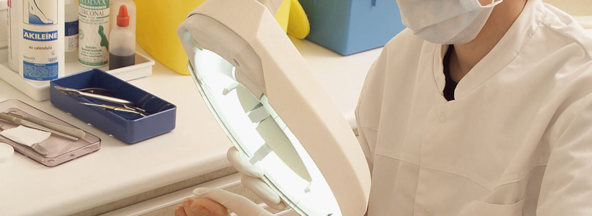 Wrastanie paznokci jest często bagatelizowanym schorzeniem, które może prowadzić do poważnych powikłań.