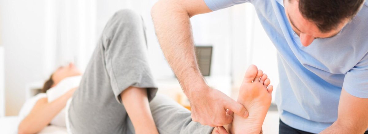 Najczęstszym objawem skręcenia stawu skokowego jest ból w okolicach kostki